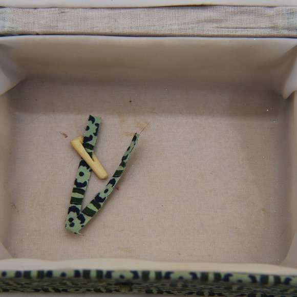 Vintage Green Snuff Bottle Box - Picture 3 of 6